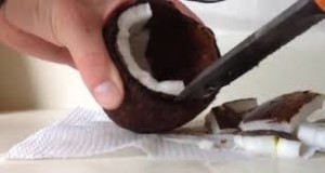 Aiutiamoci con un coltello per staccare la polpa del cocco