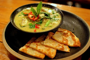 1280px-Thai_green_chicken_curry_and_roti