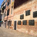Ghetto di Venezia: pannelli commemorativi delle vittime veneziane della Shoah.