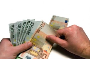 s2 mani che contano banconote da 50 e 100 euro