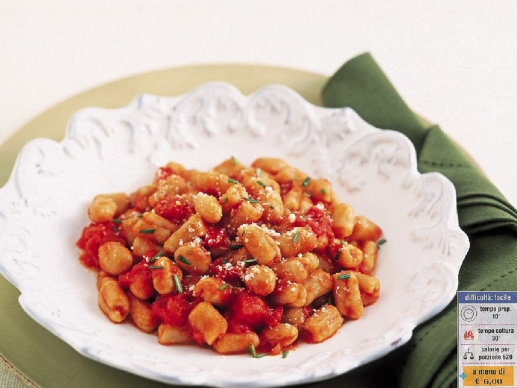 piatto gnocchi con sugo di fagioli e salsiccia 